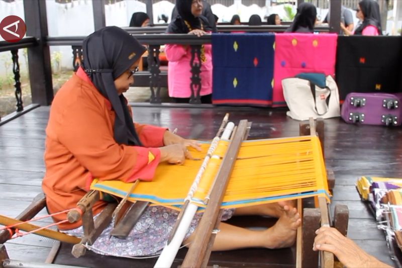 Pemprov Kaltim Dukung Generasi Muda Penenun Desa Wisata Tenun